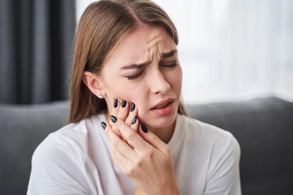 Decatur AL woman with broken and cracked tooth